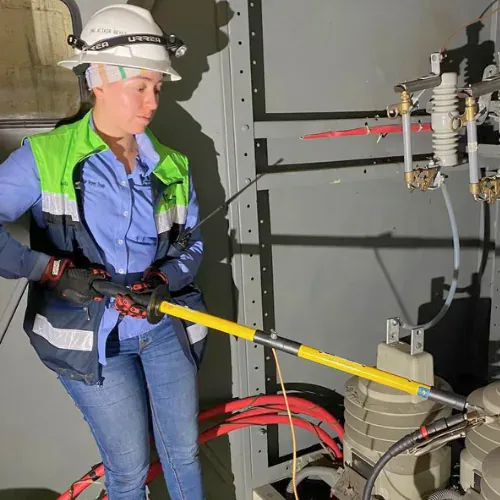 Ingenieros de iT Power Systems realizando trabajo eléctrico en una instalación industrial