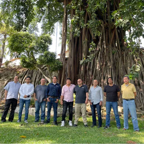 Parte del equipo de ingenieros de iT Power Systems reunido tras una jornada de trabajo en campo