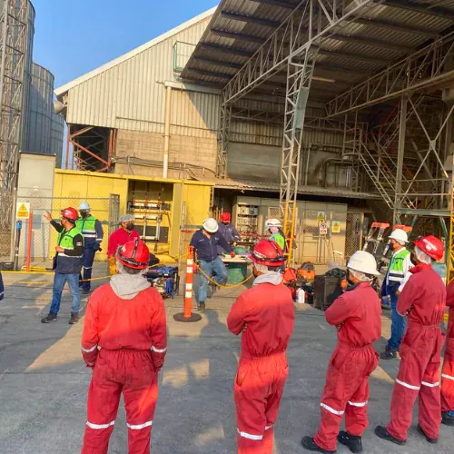 Ingenieros de iT Power Systems realizando trabajo eléctrico en una instalación industrial