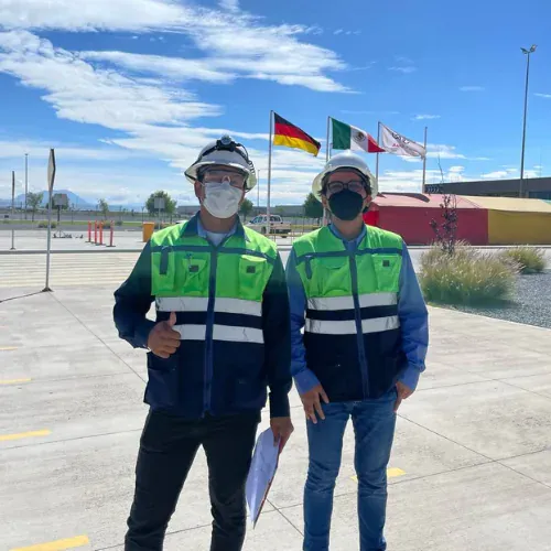 Ingenieros de iT Power Systems realizando trabajo eléctrico en una instalación industrial